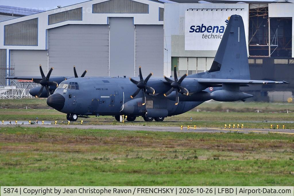 Aircraft 5874, Lockheed Martin KC-130J Hercules Hercules, c/n 5874, Bordeaux (BOD) Evreux (EVX) CTM1219, at LFBD, photo by Jean Christophe Ravon / FRENCHSKY