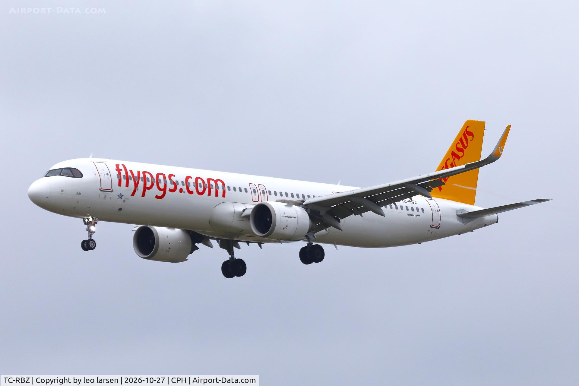 Aircraft TC-RBZ, 2022 Airbus A321-251NX, c/n 10938, Copenhagen 27.10.2026, at CPH, photo by leo larsen