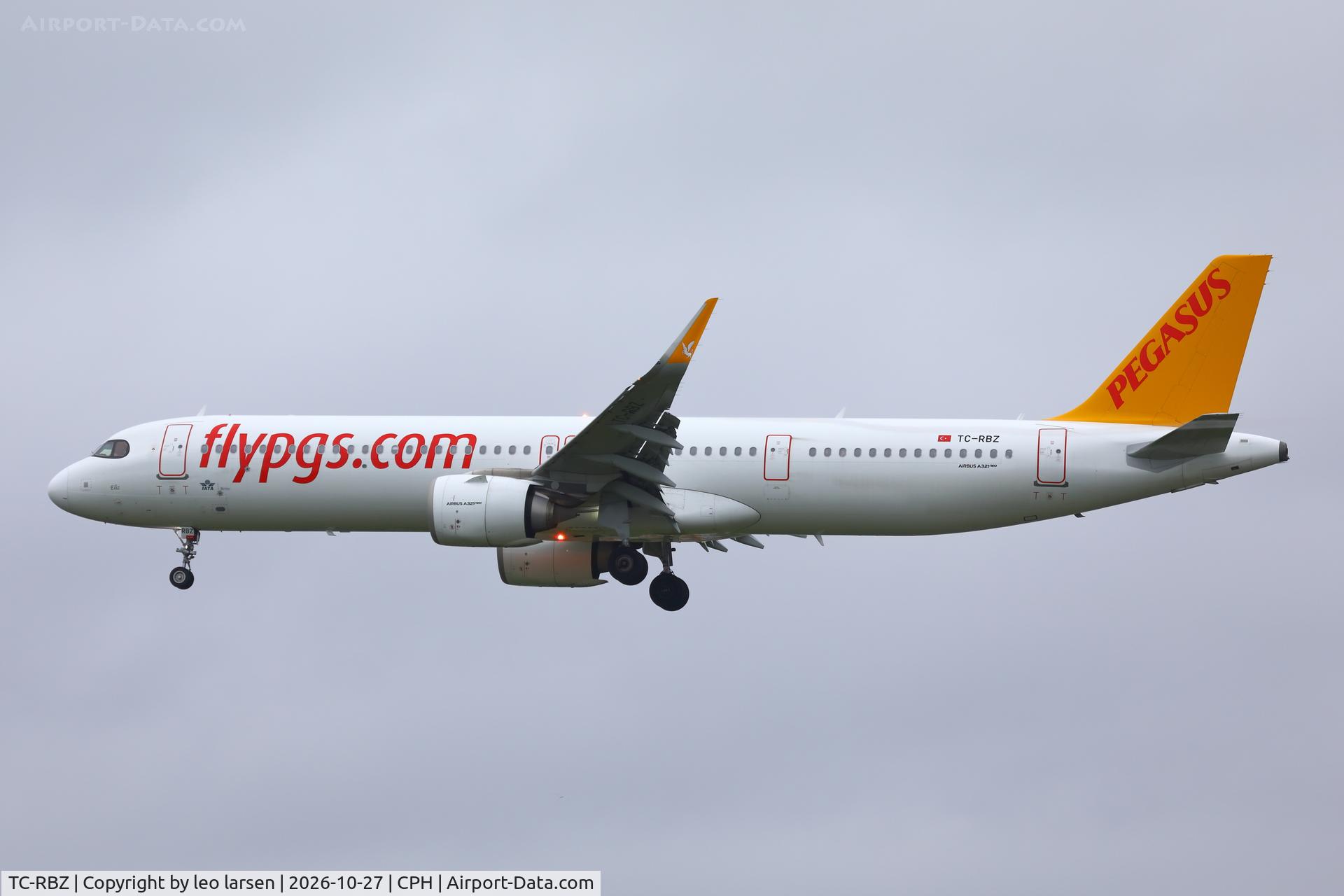 Aircraft TC-RBZ, 2022 Airbus A321-251NX, c/n 10938, Copenhagen 27.10.2026, at CPH, photo by leo larsen