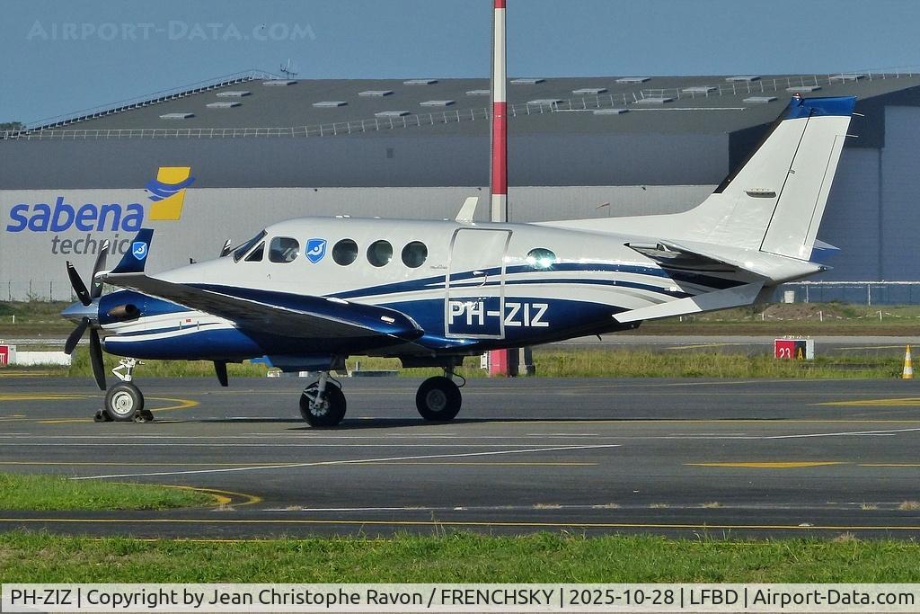 Aircraft PH-ZIZ, 1991 Beech King Air C90A, c/n LJ-1276, Zeusch Aviation B.V., at LFBD, photo by Jean Christophe Ravon / FRENCHSKY