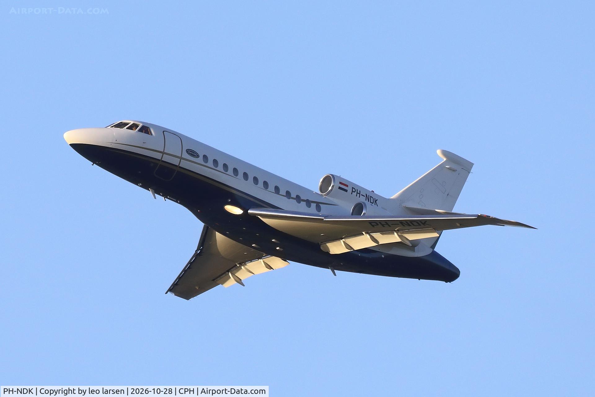 Aircraft PH-NDK, 1998 Dassault Falcon 900B, c/n 175, Copenhagen 28.10.2026, at CPH, photo by leo larsen