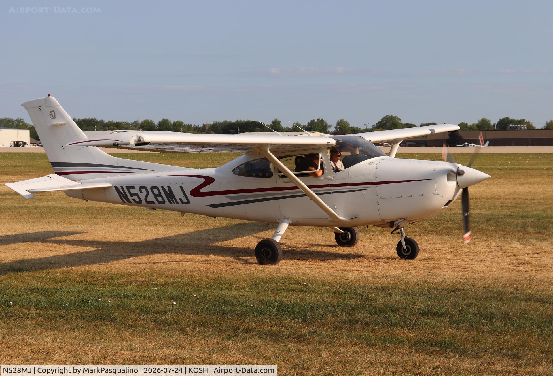 Aircraft N528MJ, 2001 Cessna 182T Skylane, c/n 18280991, Cessna 182T, at KOSH, photo by MarkPasqualino