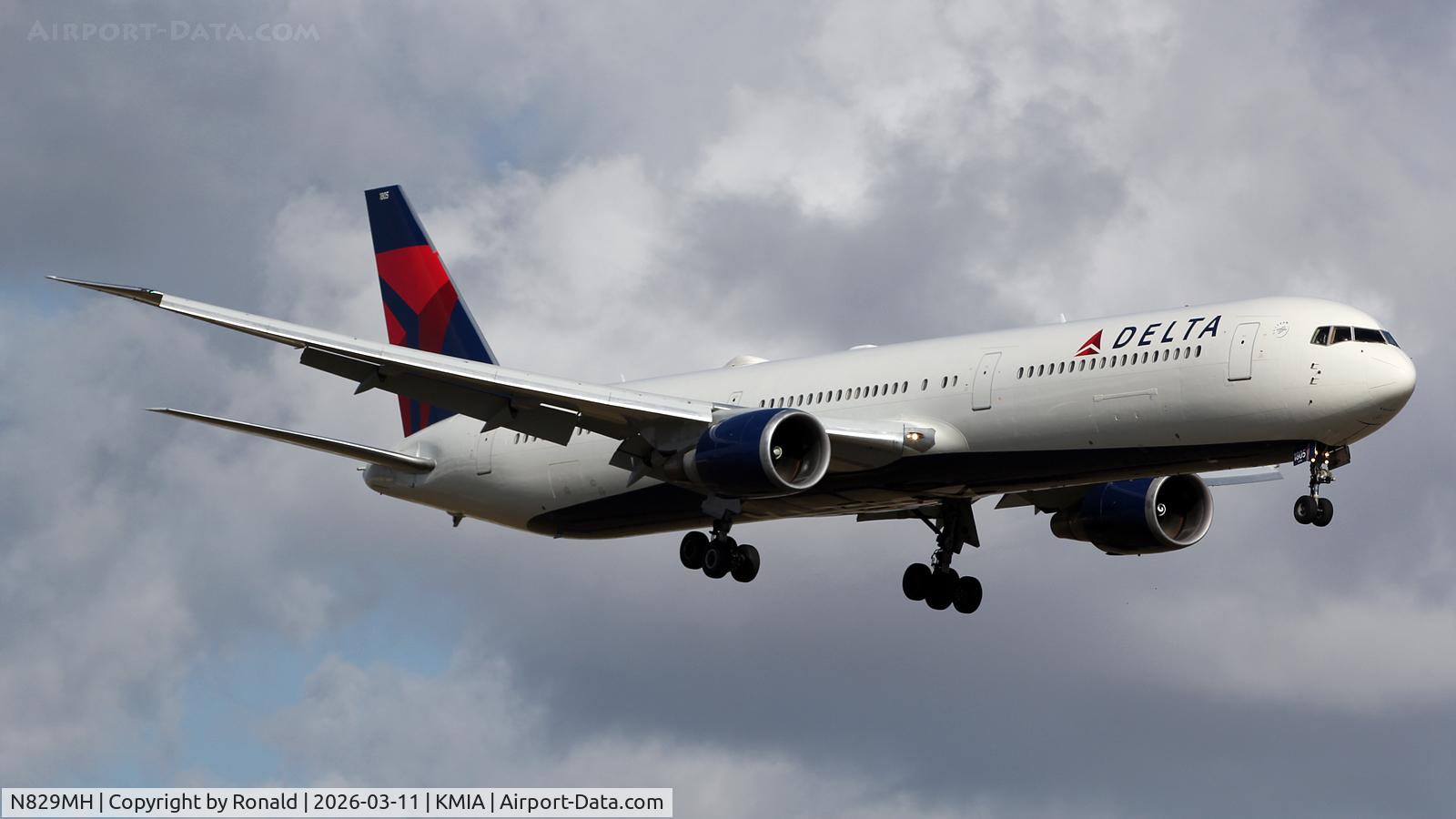 Aircraft N829MH, 2000 Boeing 767-432/ER, c/n 29700, at mia, at KMIA, photo by Ronald