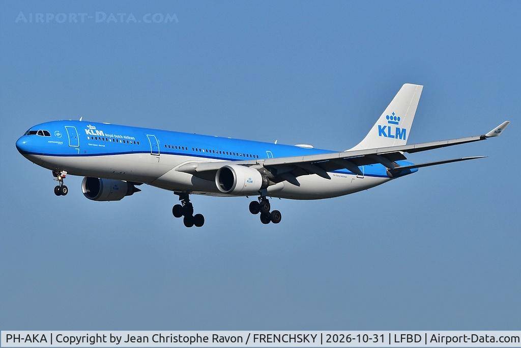 Aircraft PH-AKA, 2012 Airbus A330-303, c/n 1287, Amsterdam (AMS) Bordeaux (BOD) (KLM9861), at LFBD, photo by Jean Christophe Ravon / FRENCHSKY