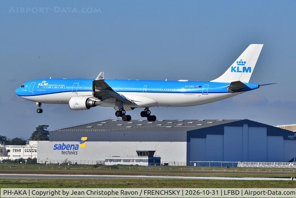 Aircraft PH-AKA, 2012 Airbus A330-303, c/n 1287, Amsterdam (AMS) Bordeaux (BOD) (KLM9861), at LFBD, photo by Jean Christophe Ravon / FRENCHSKY