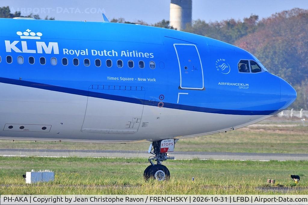 Aircraft PH-AKA, 2012 Airbus A330-303, c/n 1287, Amsterdam (AMS) Bordeaux (BOD) (KLM9861), at LFBD, photo by Jean Christophe Ravon / FRENCHSKY