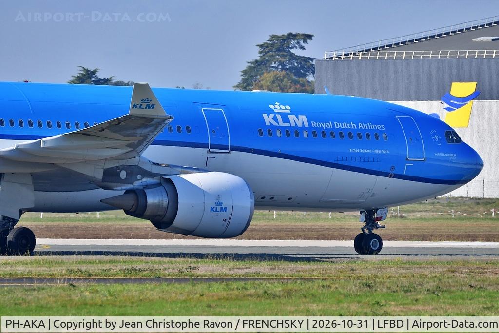 Aircraft PH-AKA, 2012 Airbus A330-303, c/n 1287, Amsterdam (AMS) Bordeaux (BOD) (KLM9861), at LFBD, photo by Jean Christophe Ravon / FRENCHSKY
