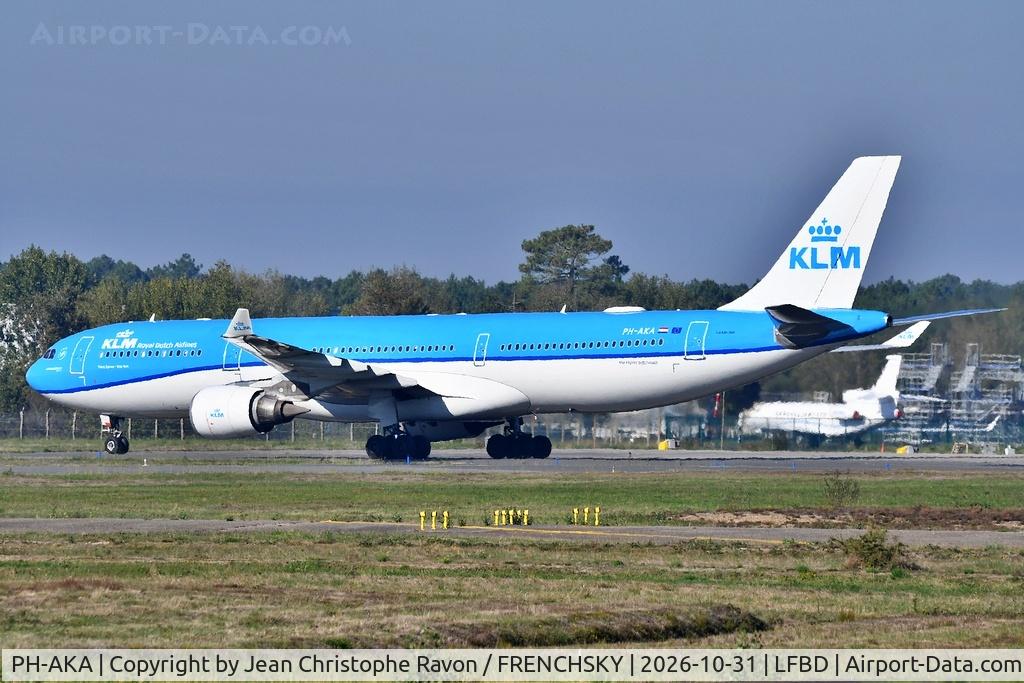 Aircraft PH-AKA, 2012 Airbus A330-303, c/n 1287, Amsterdam (AMS) Bordeaux (BOD) (KLM9861), at LFBD, photo by Jean Christophe Ravon / FRENCHSKY