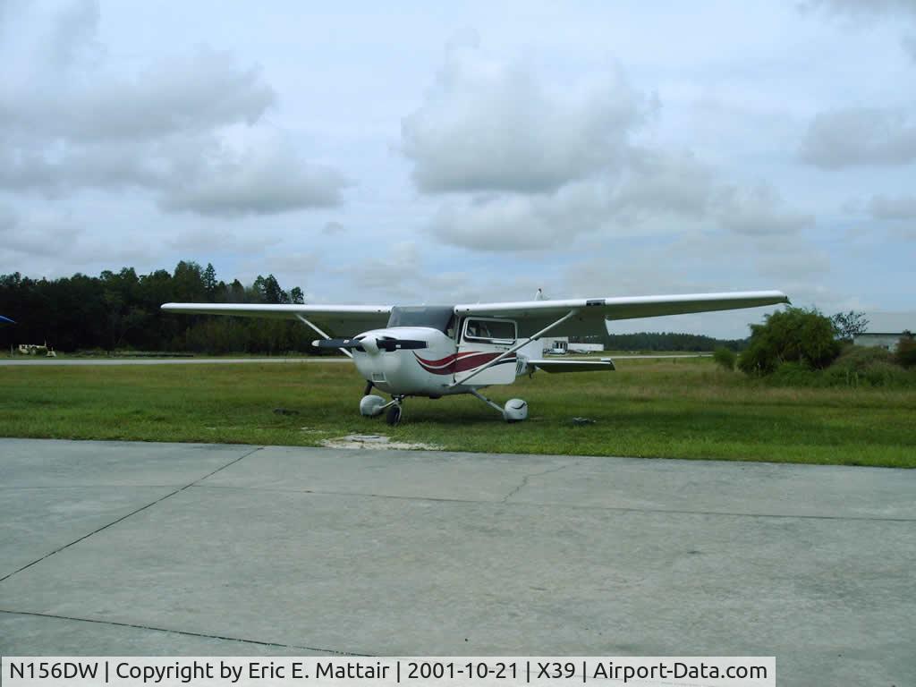 N156DW, 1999 Cessna 172S C/N 172S8342, 1999 Cessna Skyhakw SP on the ground