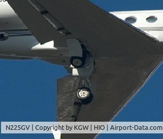 N225GV, 2002 Gulfstream G-V C/N 672, Nike G-5 with landing gear door stuck