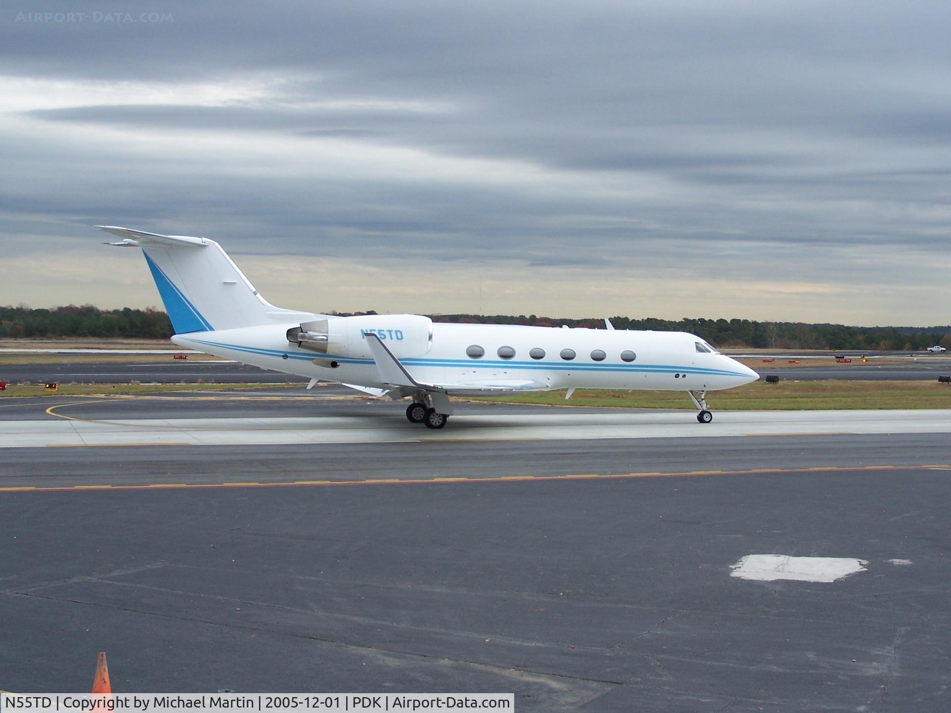 N55TD, 1990 Gulfstream Aerospace G-IV C/N 1131, Taxing to Runway 2L