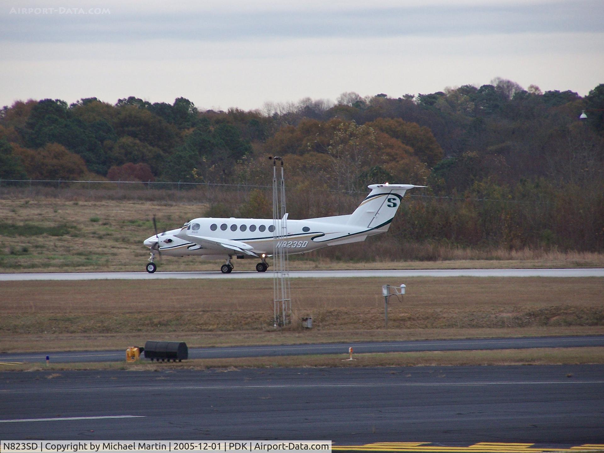 N823SD, Raytheon Aircraft Company B300 C/N FL-390, Touchdown on 2R