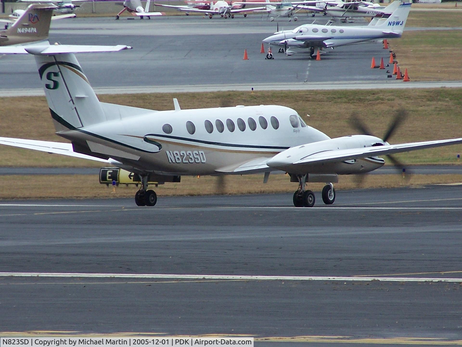 N823SD, Raytheon Aircraft Company B300 C/N FL-390, Taxing to Runway 20L