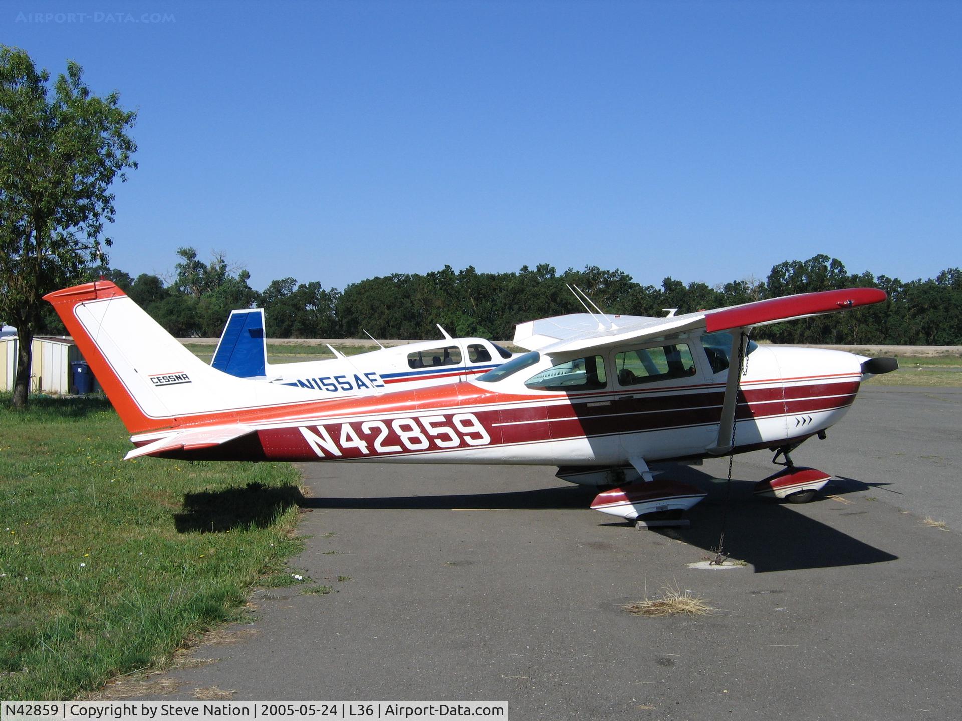 N42859, 1968 Cessna 182L Skylane C/N 18259219, 1968 Cessna 182L at Rio Linda Airport, CA sans wings!