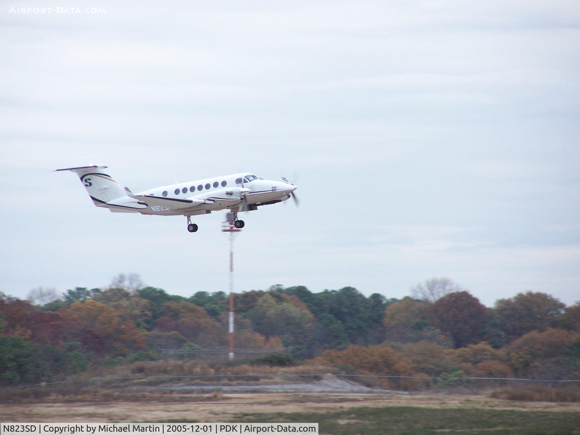 N823SD, Raytheon Aircraft Company B300 C/N FL-390, Takeoff from 20L