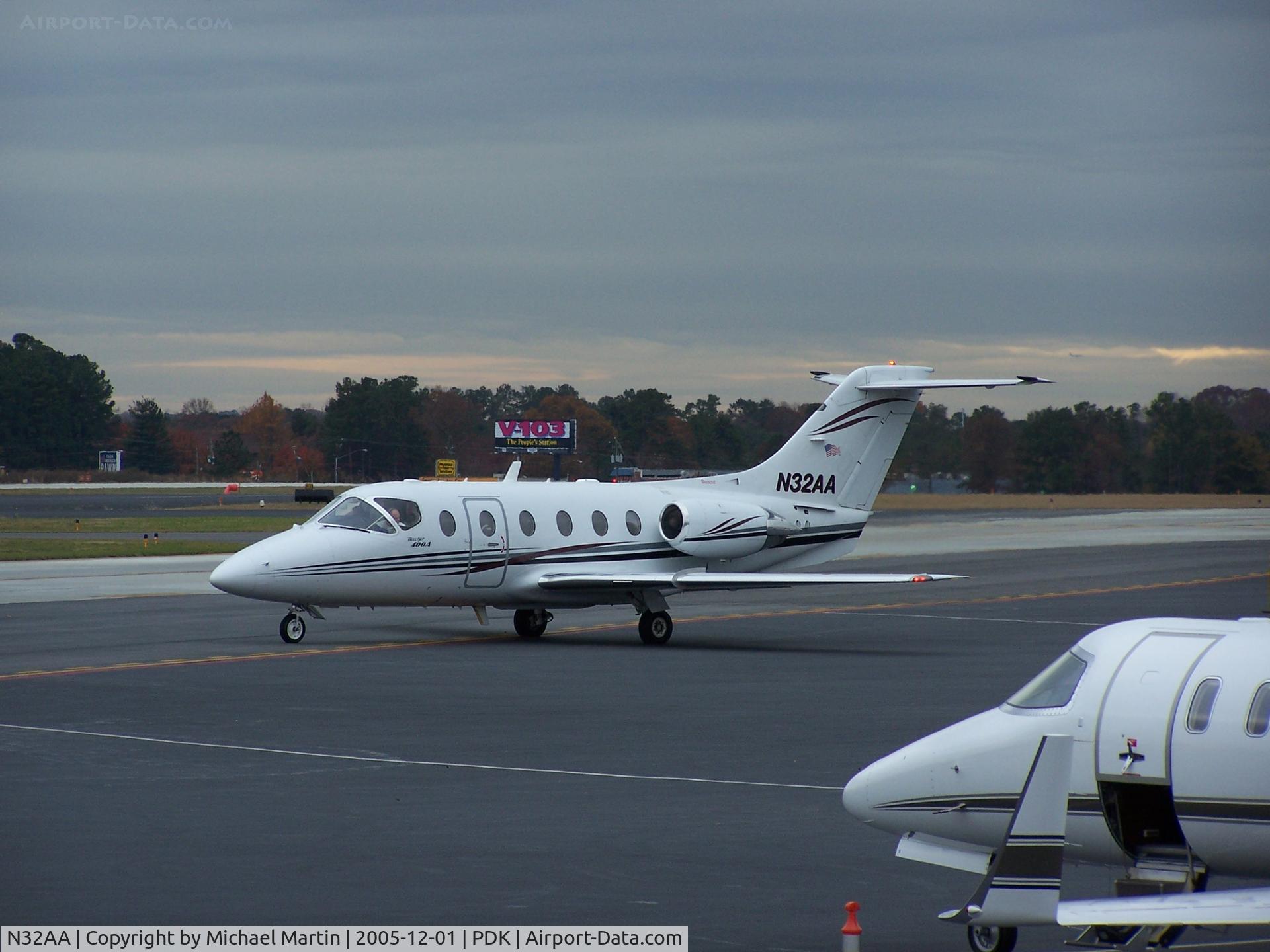 N32AA, 1999 Raytheon Aircraft Company 400A C/N RK-242, Getting ready to depart from Mercury Air Center