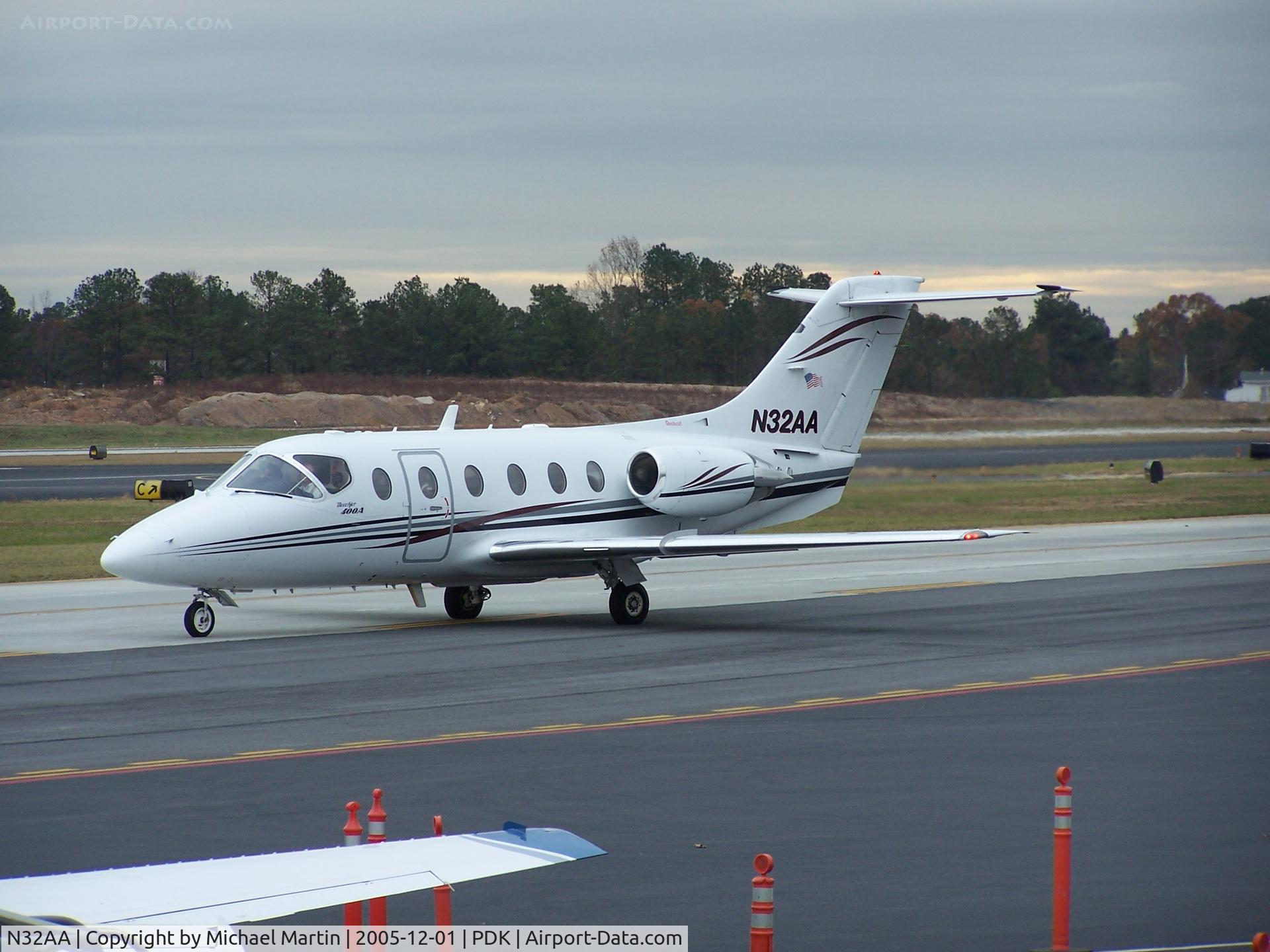 N32AA, 1999 Raytheon Aircraft Company 400A C/N RK-242, Getting ready to depart from Mercury Air Center