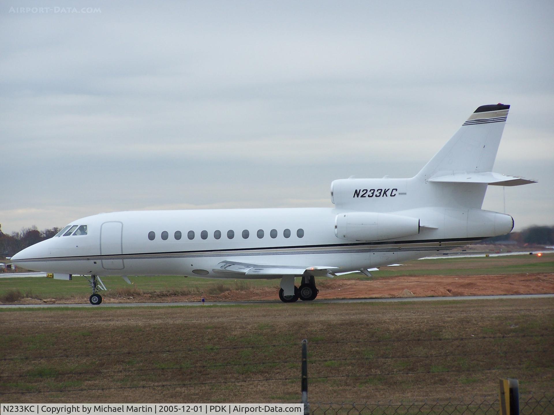 N233KC, 1998 Dassault Falcon 900 C/N 48, Awaiting turn for 20L
