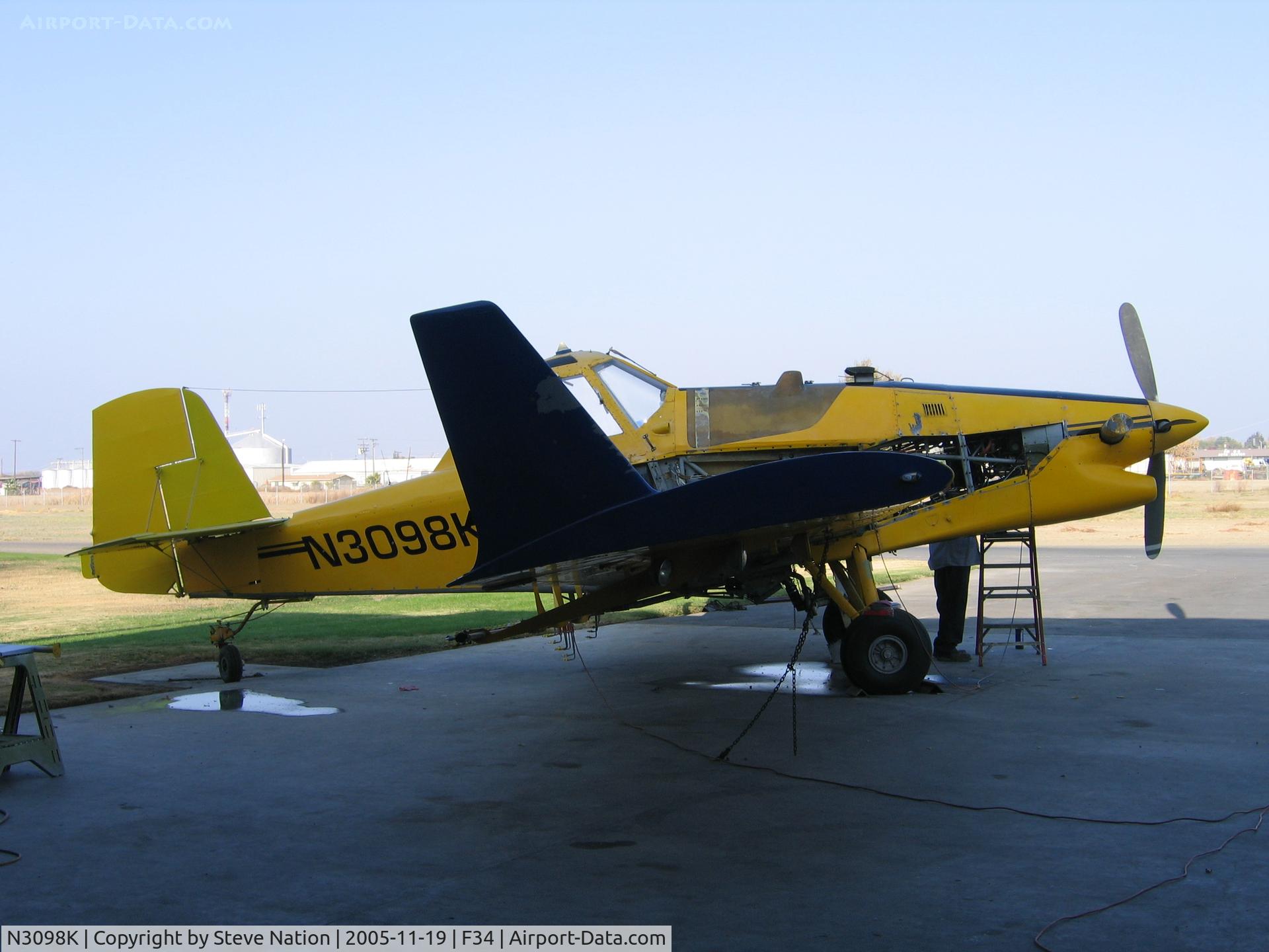 N3098K, 1989 Ayres S2R-T34 Thrush C/N T34-140, ex-Vance FS 1989 Ayres S2R-T34 in non-standard colors and rigged for spraying at Firebaugh, CA
