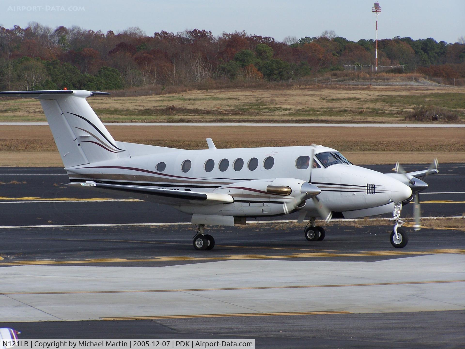 N121LB, 1979 Beech 200 C/N BB-475, Taxing to Runway 2R