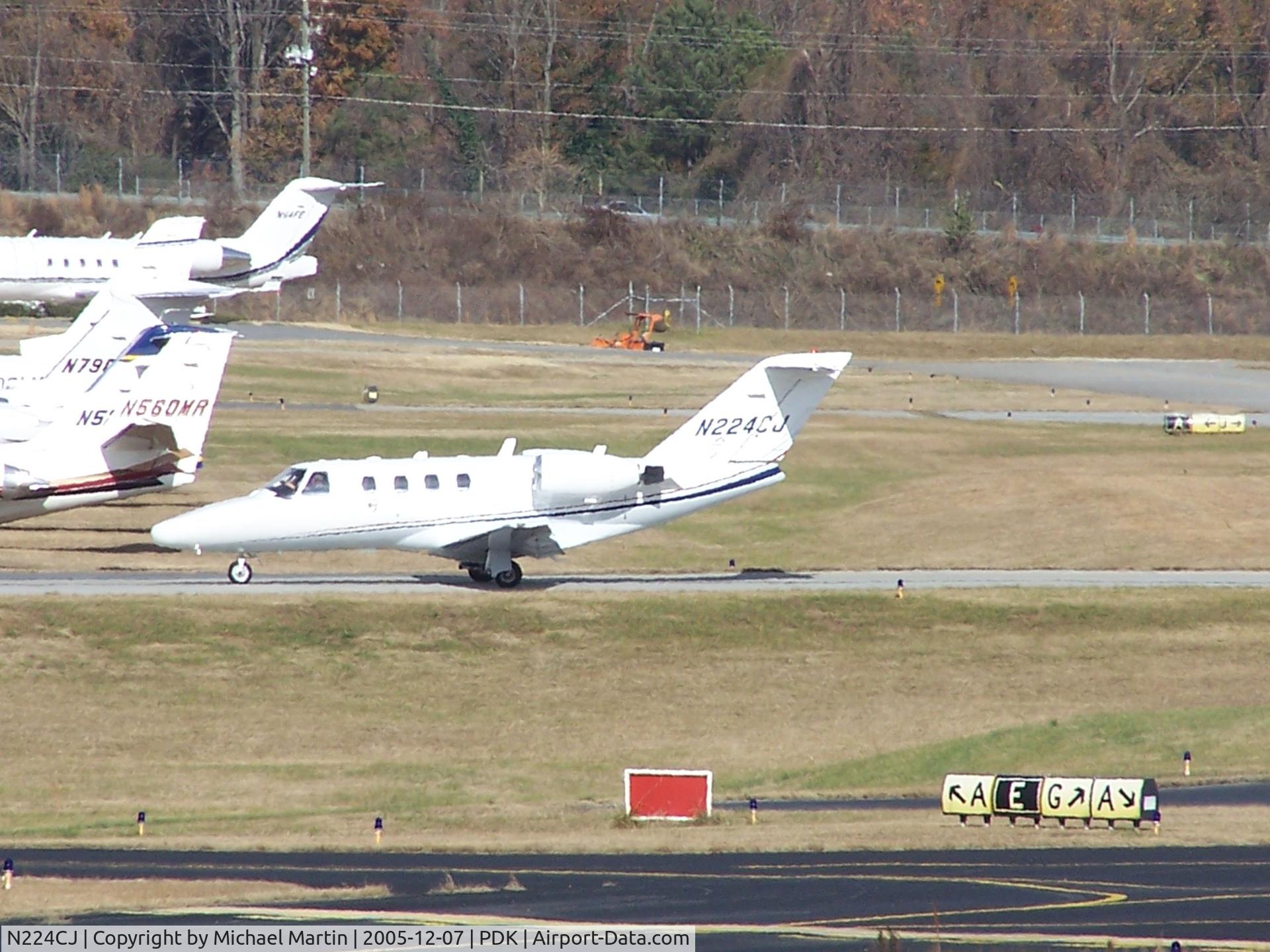 N224CJ, 1997 Cessna 525 CitationJet C/N 525-0224, Taxing to Signature Air