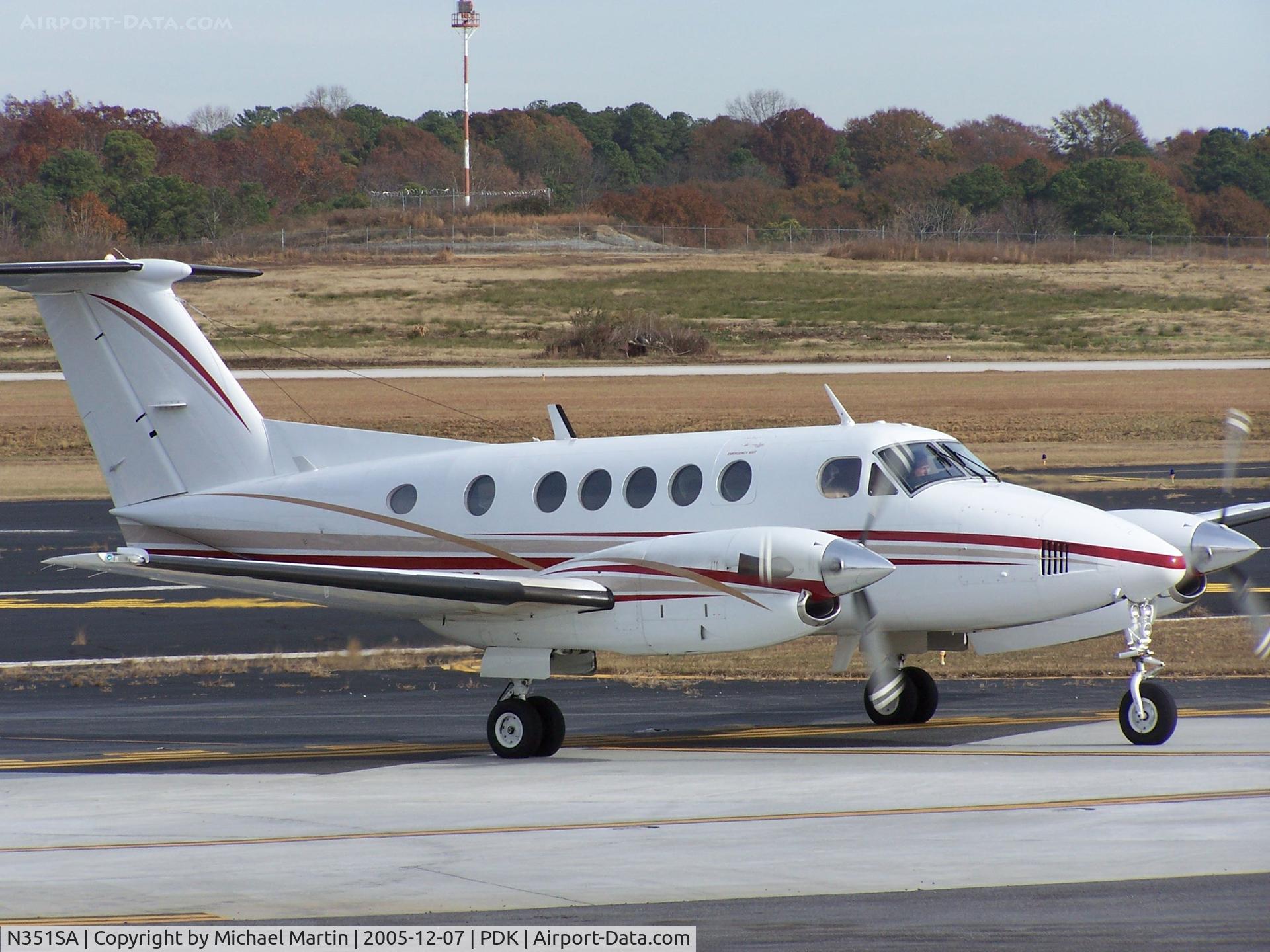 N351SA, 1992 Beech B200 King Air C/N BB1423, Taxing to Runway 2R