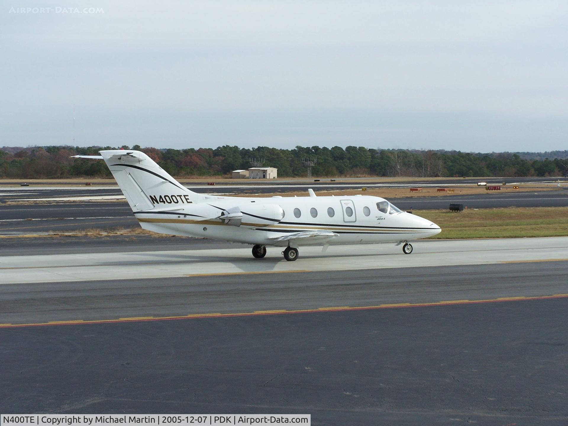 N400TE, 1998 Raytheon Beechjet 400A C/N RK-187, Taxing to Runway 2R