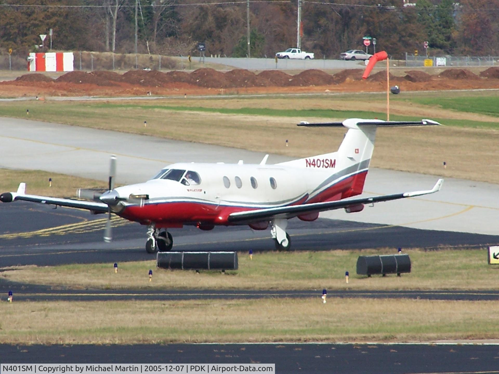 N401SM, 1999 Pilatus PC-12/45 C/N 255, Taxing to Epps Air Service