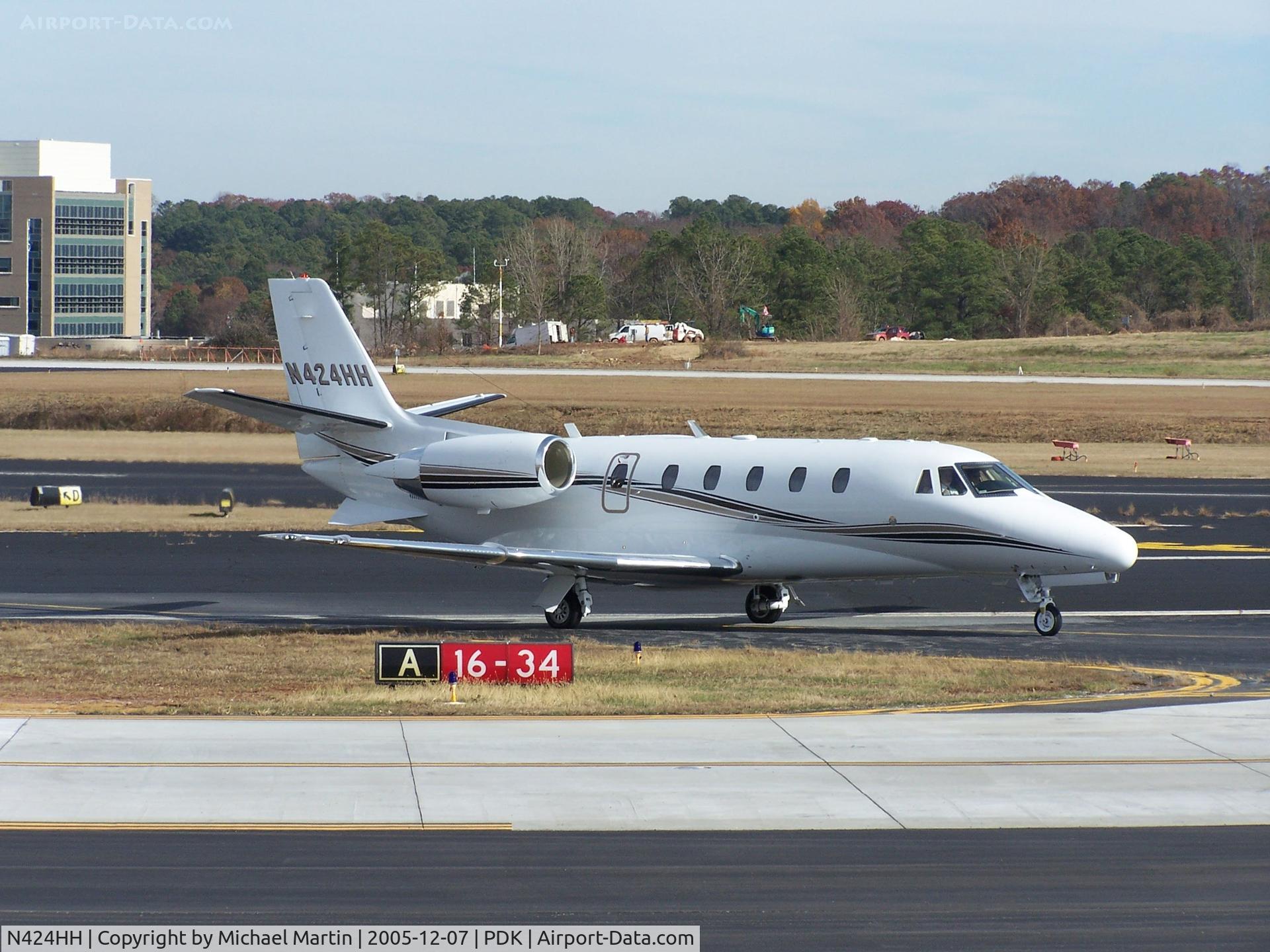 N424HH, 2004 Cessna 560XL C/N 560-5534, Taxing to Runway 2R