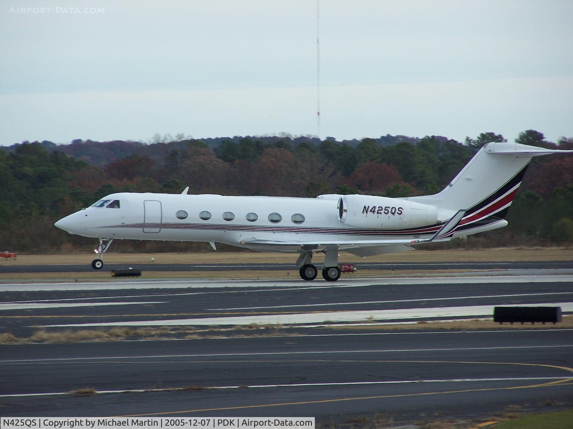 N425QS, 2004 Gulfstream Aerospace GIV-X (G450) C/N 4010, Takeoff from 2R