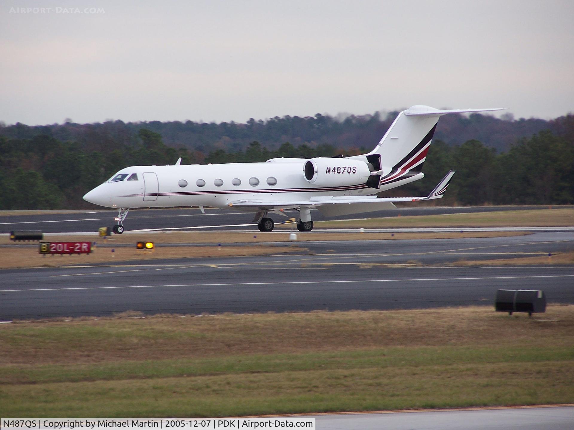N487QS, 1996 Gulfstream Aerospace G-IV C/N 1287, Landing PDK on 2R with airbrakes extended