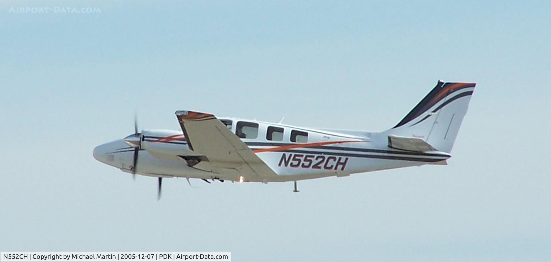 N552CH, Raytheon Aircraft Company 58 C/N TH-2083, Departing PDK