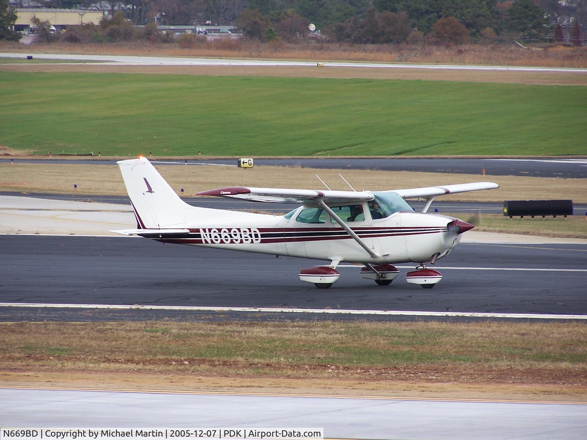 N669BD, Cessna 172N C/N 17270579, Taxing to Runway 2R