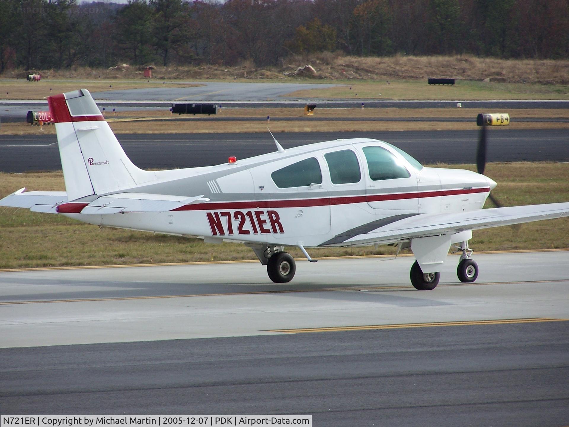 N721ER, 1988 Beech F33A Bonanza C/N CE-1295, Taxing to Runway 2R