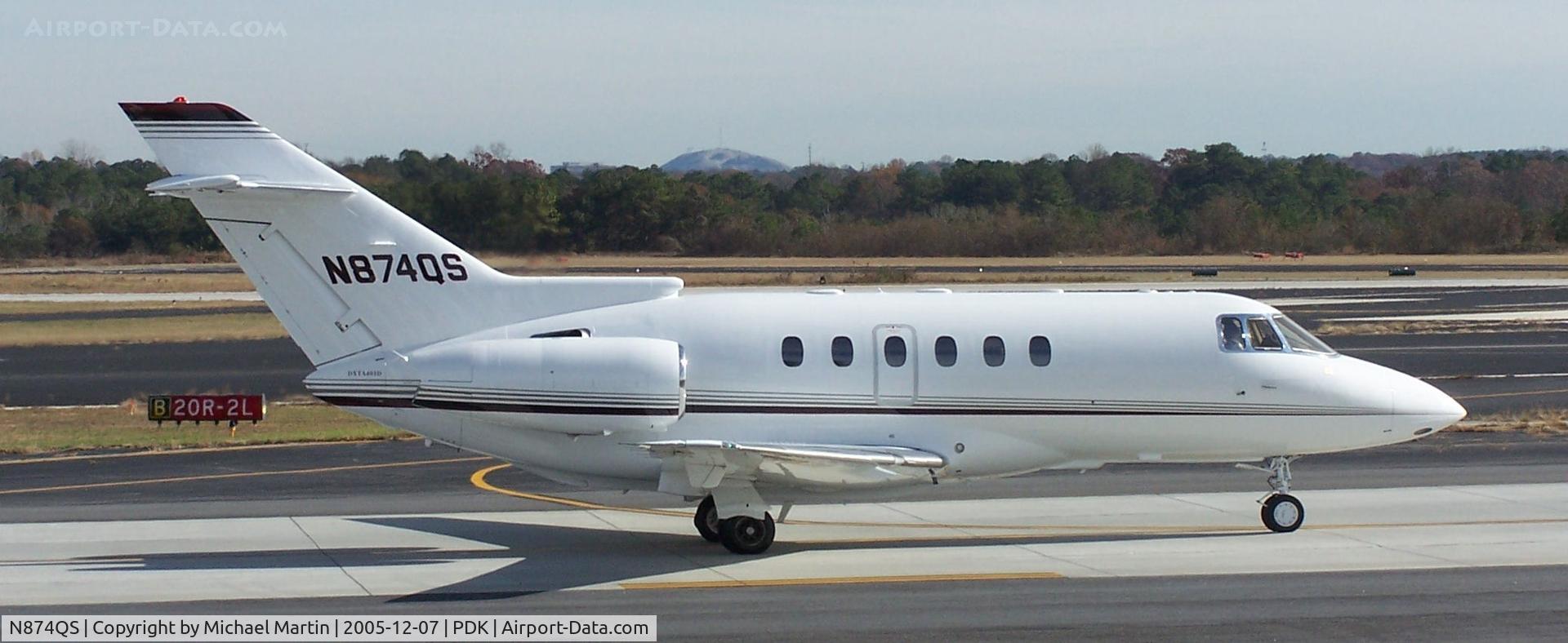 N874QS, 2000 Raytheon Hawker 800XP C/N 258474, Taxing to Runway 2R