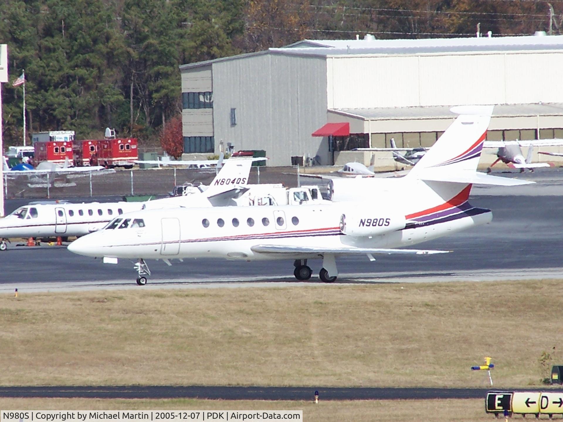 N980S, 1994 Dassault Falcon 50 C/N 249, Taxing to Signature Air