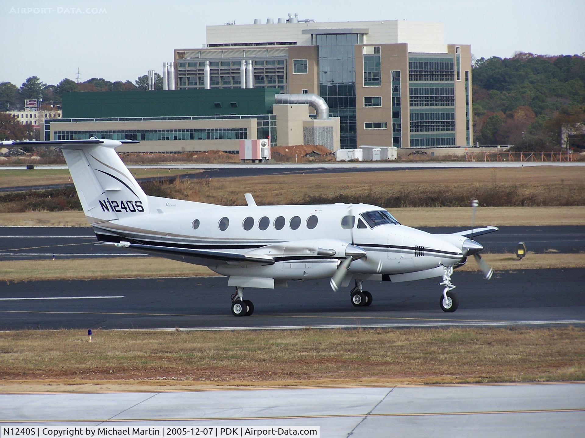 N1240S, 1982 Beech B200C Super King Air King Air C/N BL-64, Taxing to Runway 2R