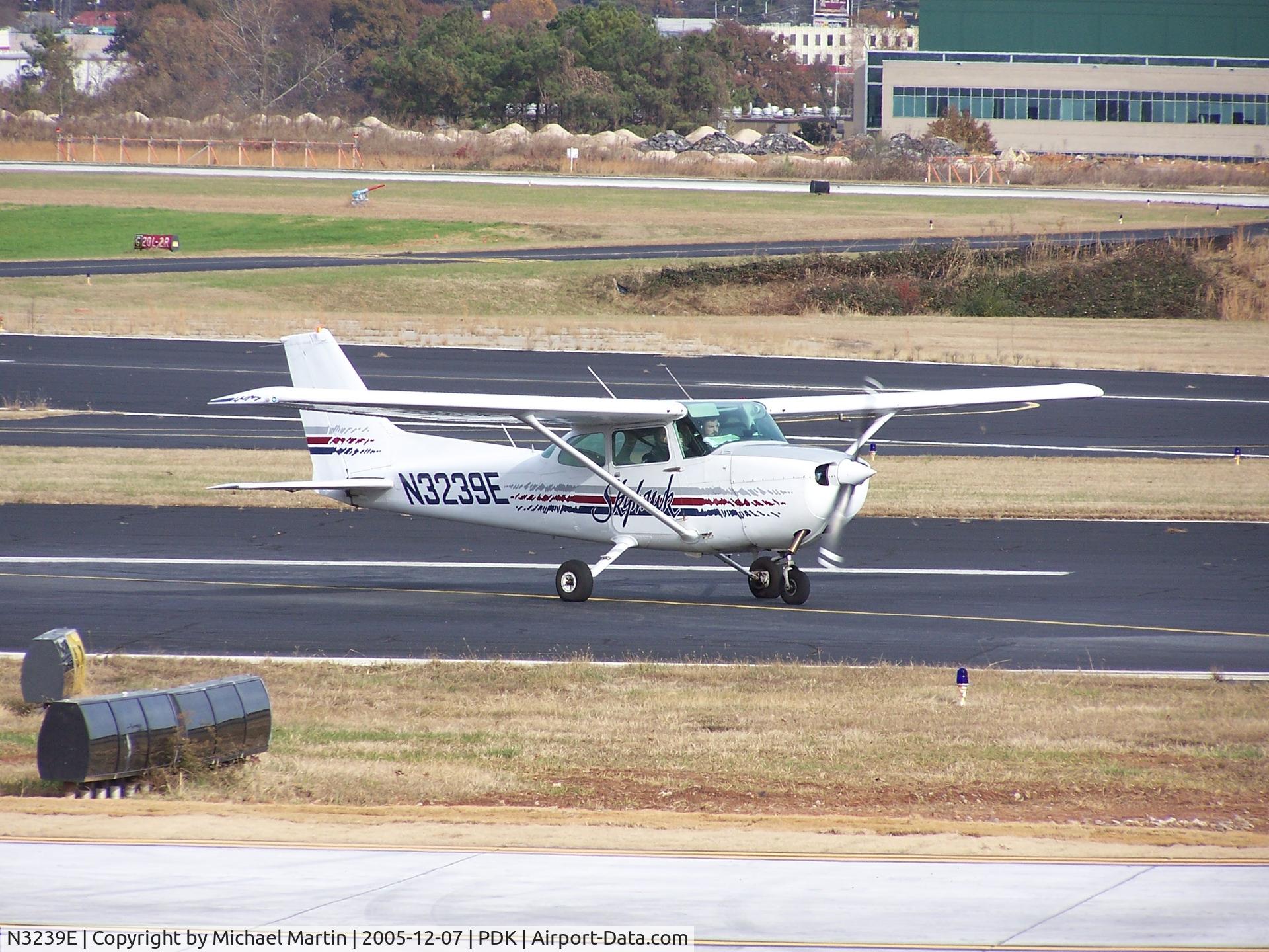 N3239E, 1978 Cessna 172N C/N 17271478, Student pilot taxing to 2R