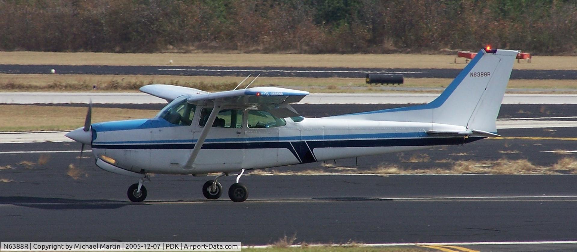 N6388R, 1979 Cessna 172RG Cutlass RG C/N 172RG0175, Taxing to Epps Air Service