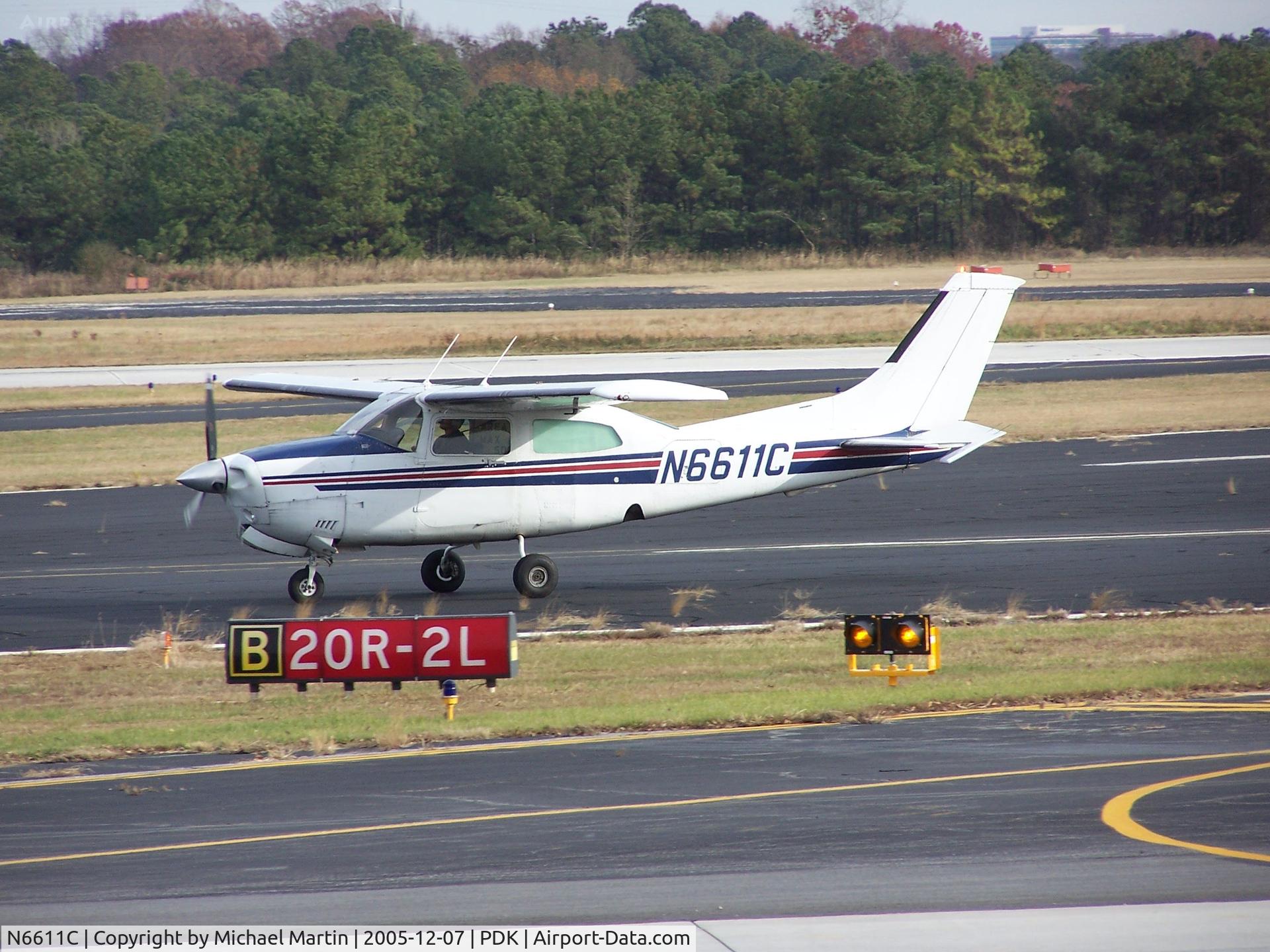 N6611C, 1980 Cessna T210N Turbo Centurion C/N 21063930, Taxing back from flight
