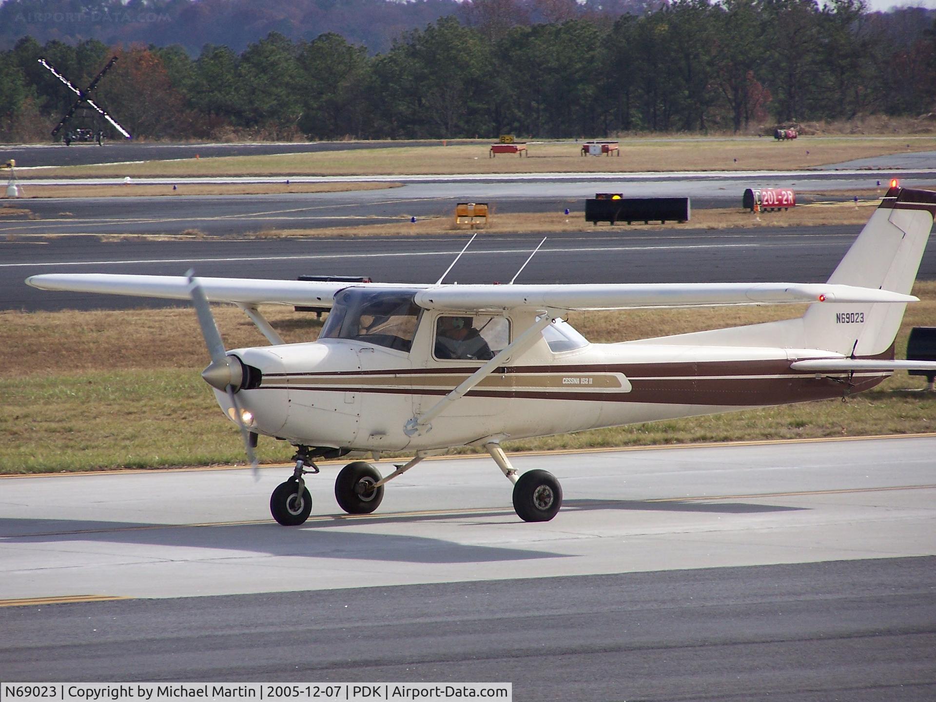 N69023, 1978 Cessna 152 C/N 15282441, Taxing to Epps Air Service
