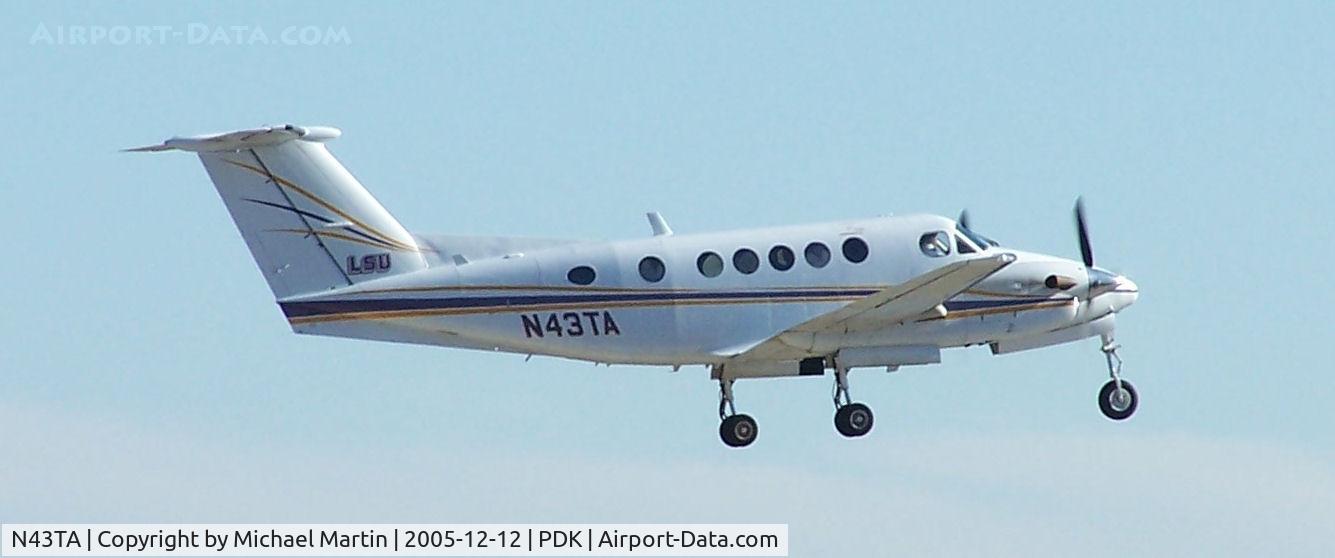 N43TA, 1992 Beech B200 King Air C/N BB-1432, LSU visiting PDK
