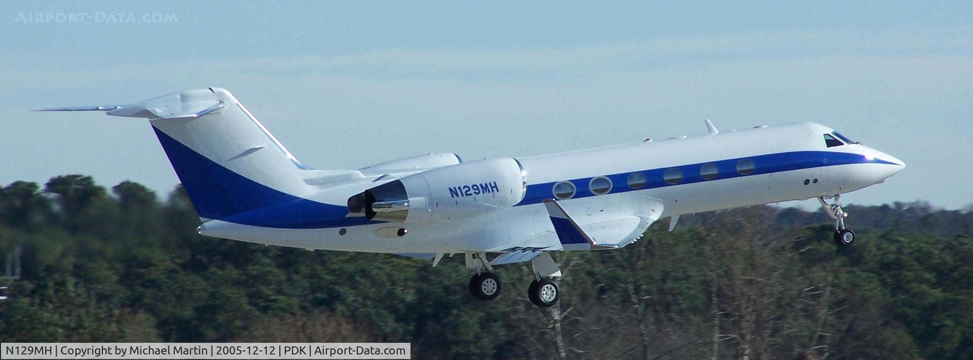 N129MH, 2003 Gulfstream Aerospace G-IV C/N 1517, Departing PDK on 20L