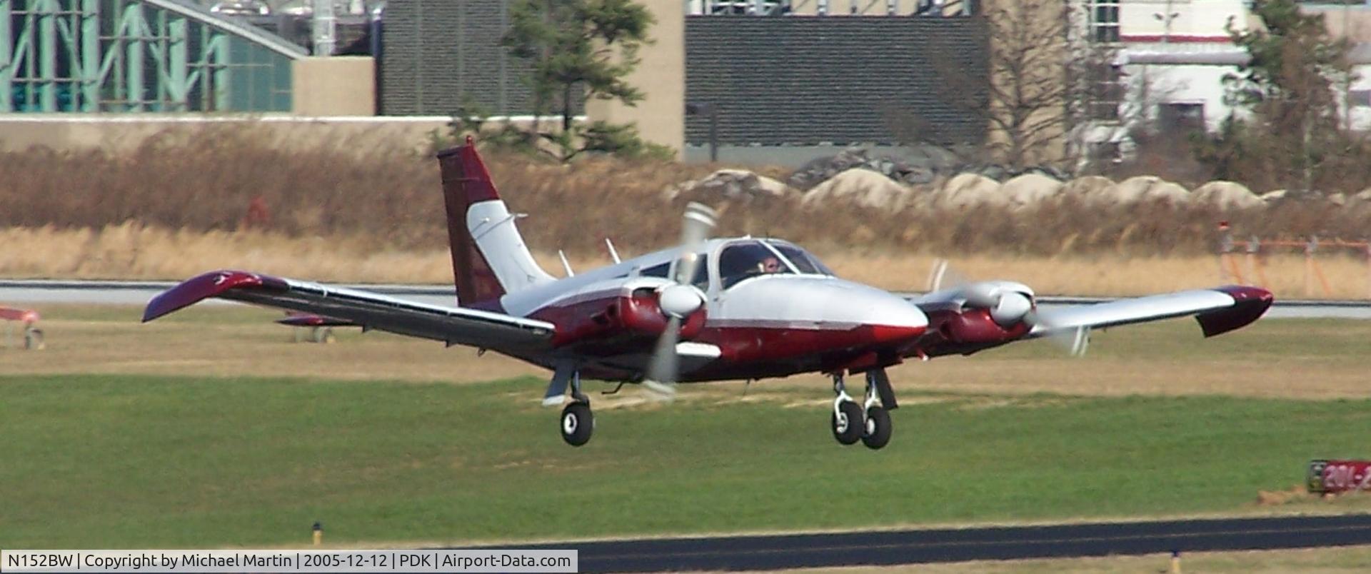 N152BW, 1972 Piper PA-34-200 Seneca C/N 34-7250187, Landing PDK on 20L