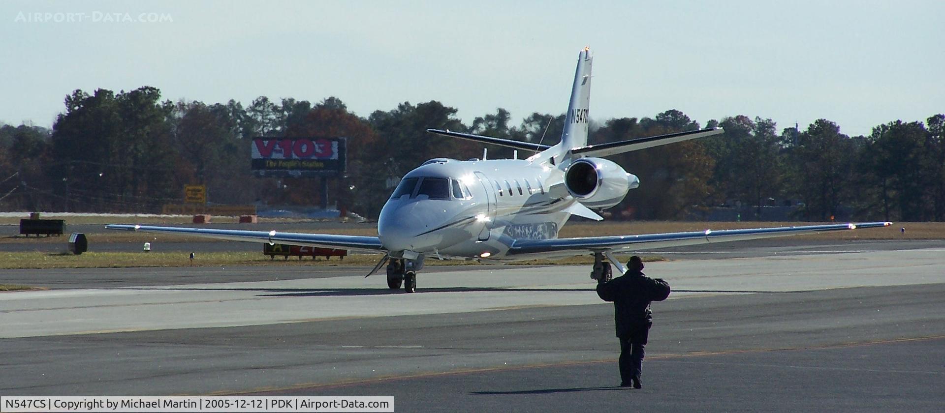N547CS, 2005 Cessna 560XL Citation XLS C/N 560-5542, Being directed to parking at Mercury Air Service