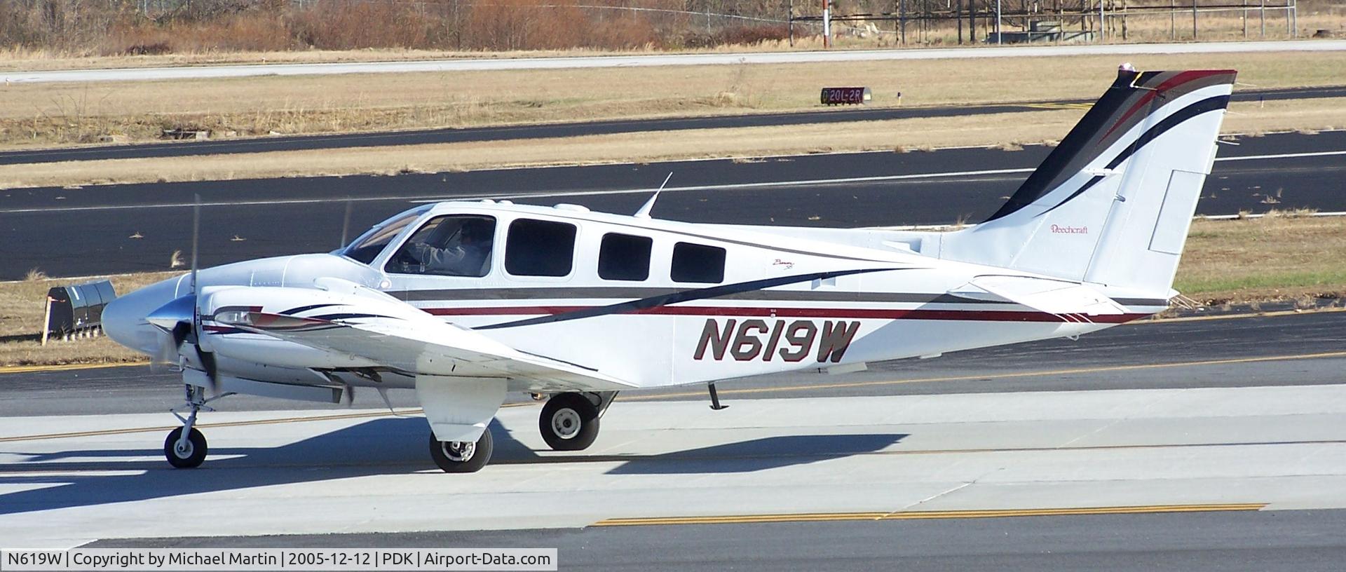 N619W, 2001 Raytheon Aircraft Company 58 C/N TH-2021, Taxing to 20L