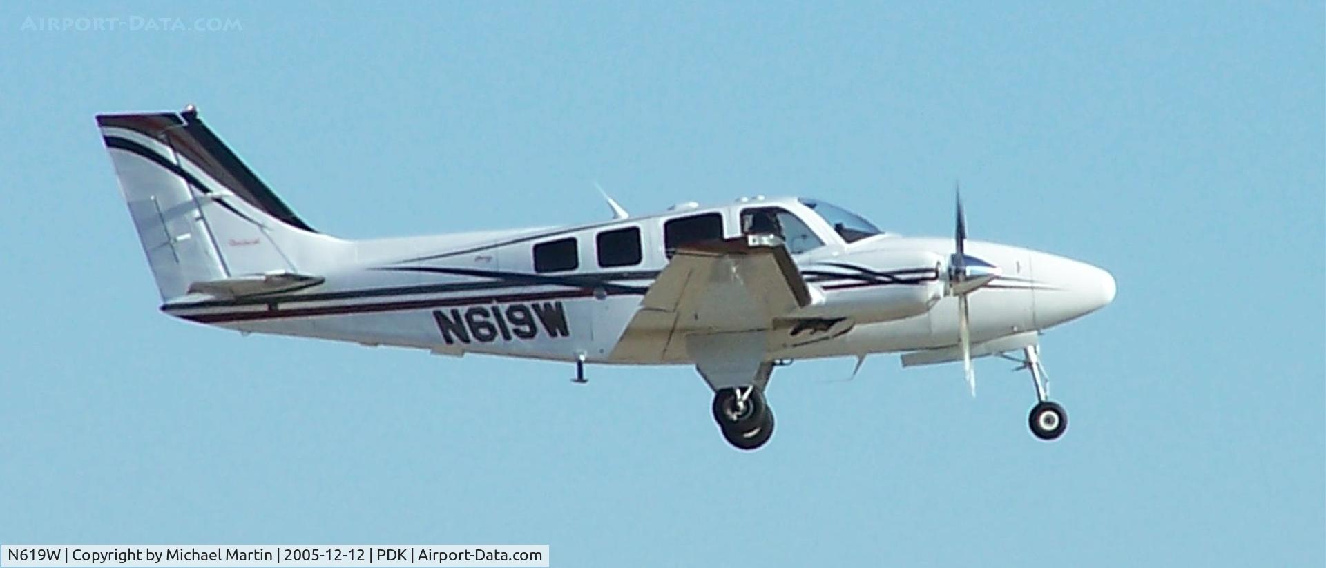 N619W, 2001 Raytheon Aircraft Company 58 C/N TH-2021, Departing PDK on 20L