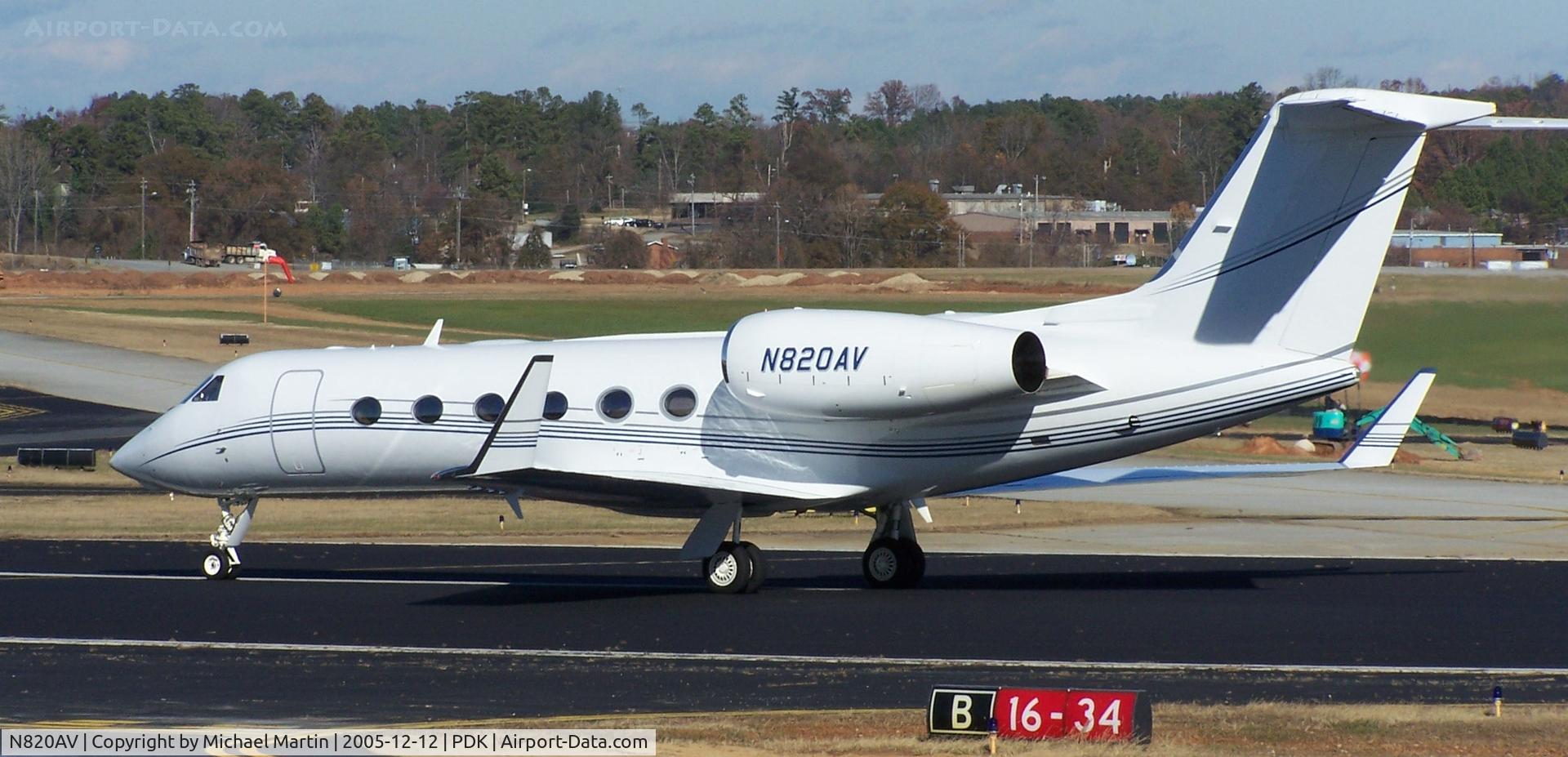N820AV, 2004 Gulfstream Aerospace GIV-X (G450) C/N 4002, Taxing to Signature Air