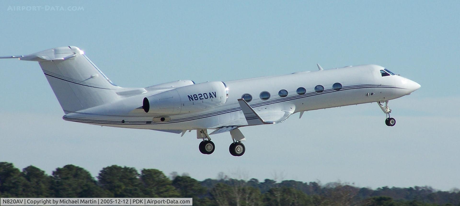 N820AV, 2004 Gulfstream Aerospace GIV-X (G450) C/N 4002, Departing PDK on 20L