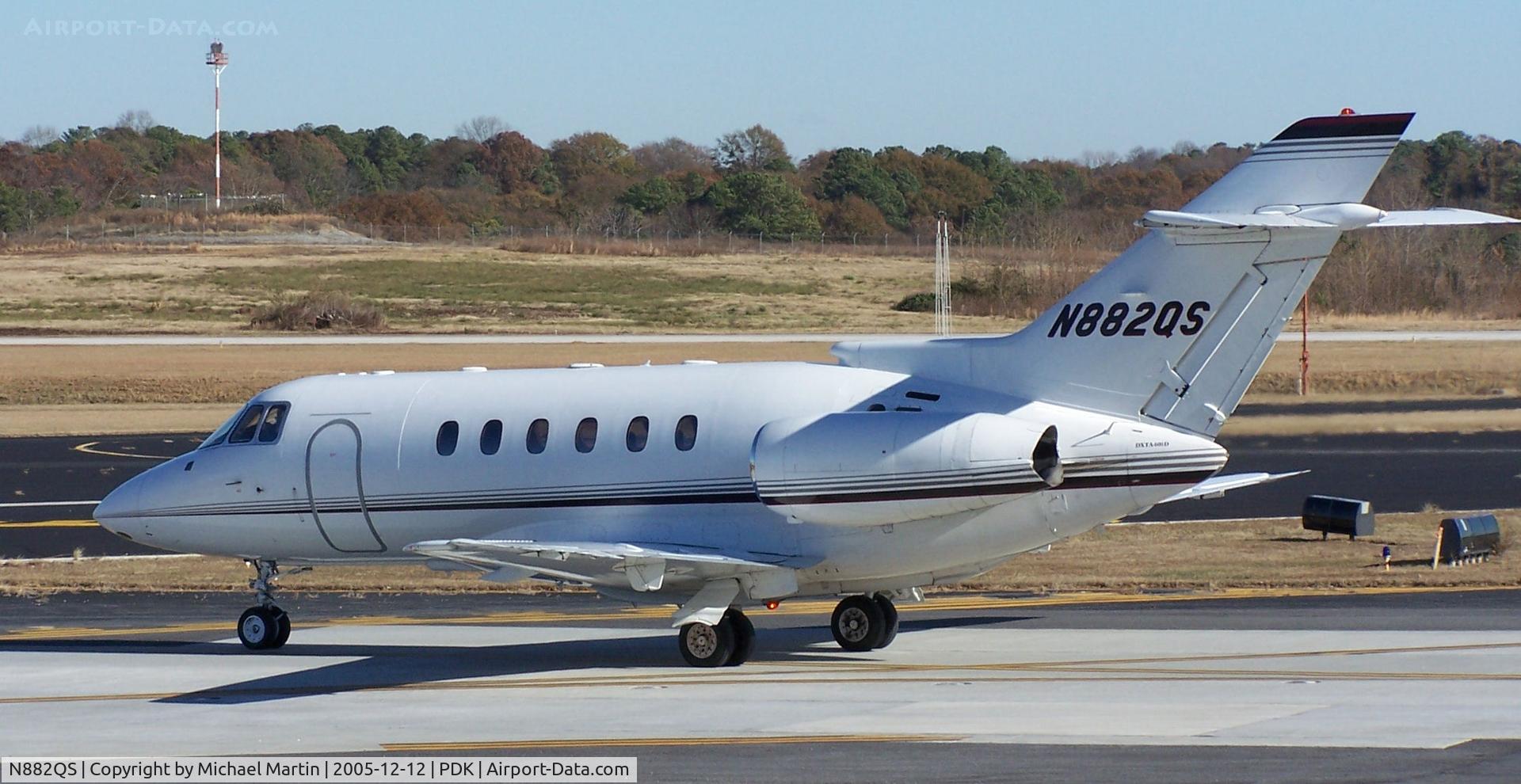 N882QS, 2000 Raytheon Hawker 800XP C/N 258482, Taxing to Signature Air